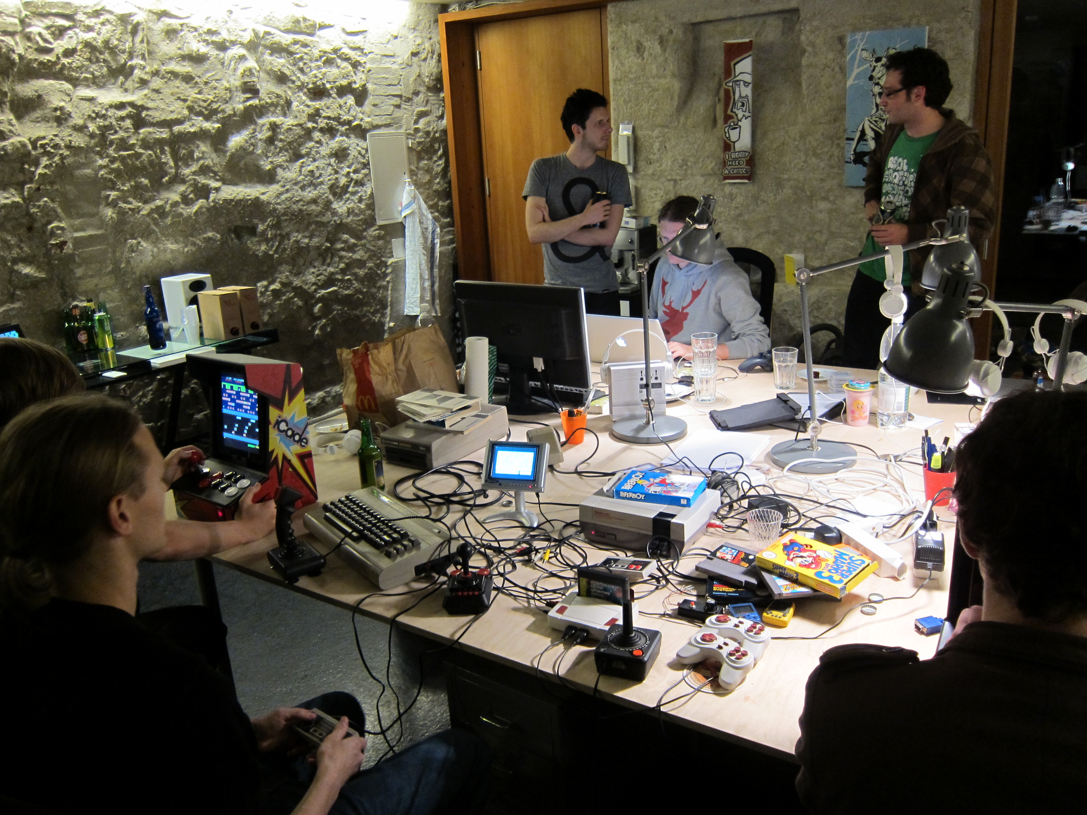 Das erste Apps with love büro von innen - ein grosser Tisch mit vielen elektronischen Gadgets und Kabel