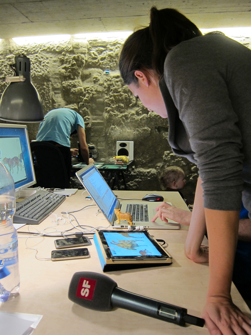 Die zambo Moderatorin schaut Oli beim Programmieren über die Schulter