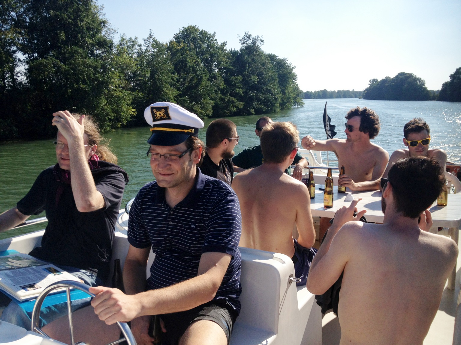 Captain Stufi am Steuer des Hausbootes