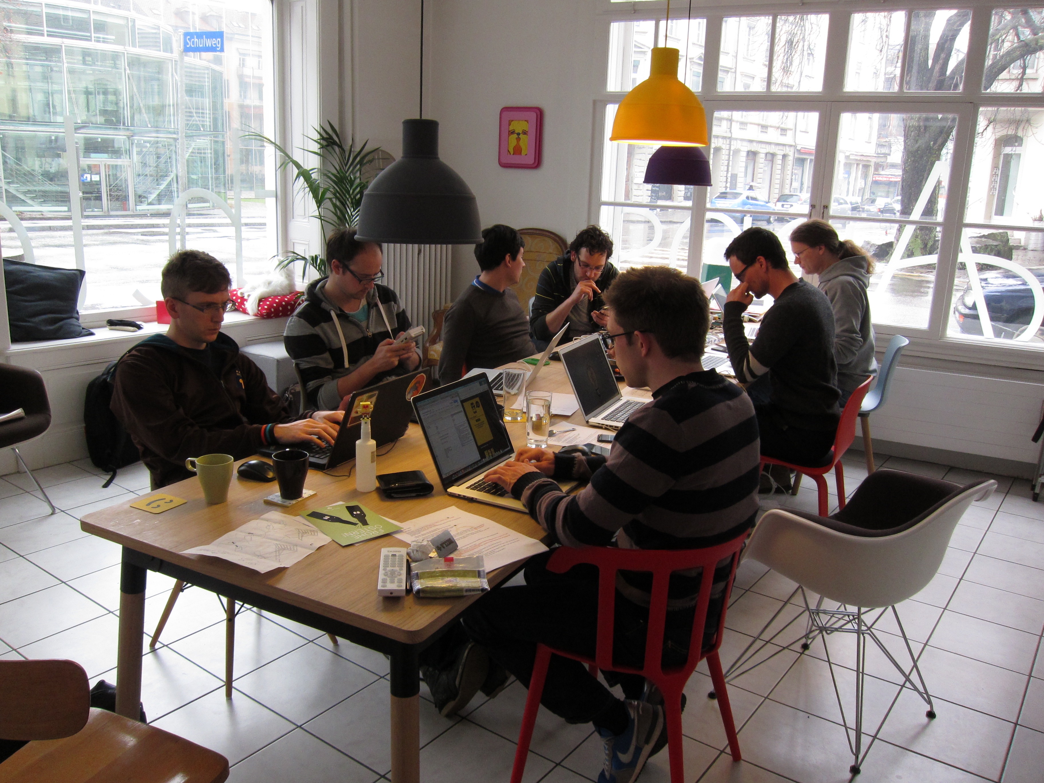 Gemeinsames Arbeiten am Küchentisch im Büro in der Lorraine