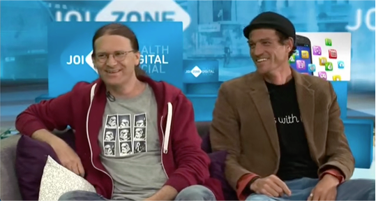 Oli und Michael auf der Couch im joiz Fernsehstudio