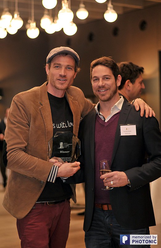 Michael Schranz zeigt den IBM Digital Activation Award den Apps with love erhalten hat zusammen mit Tom Rieder