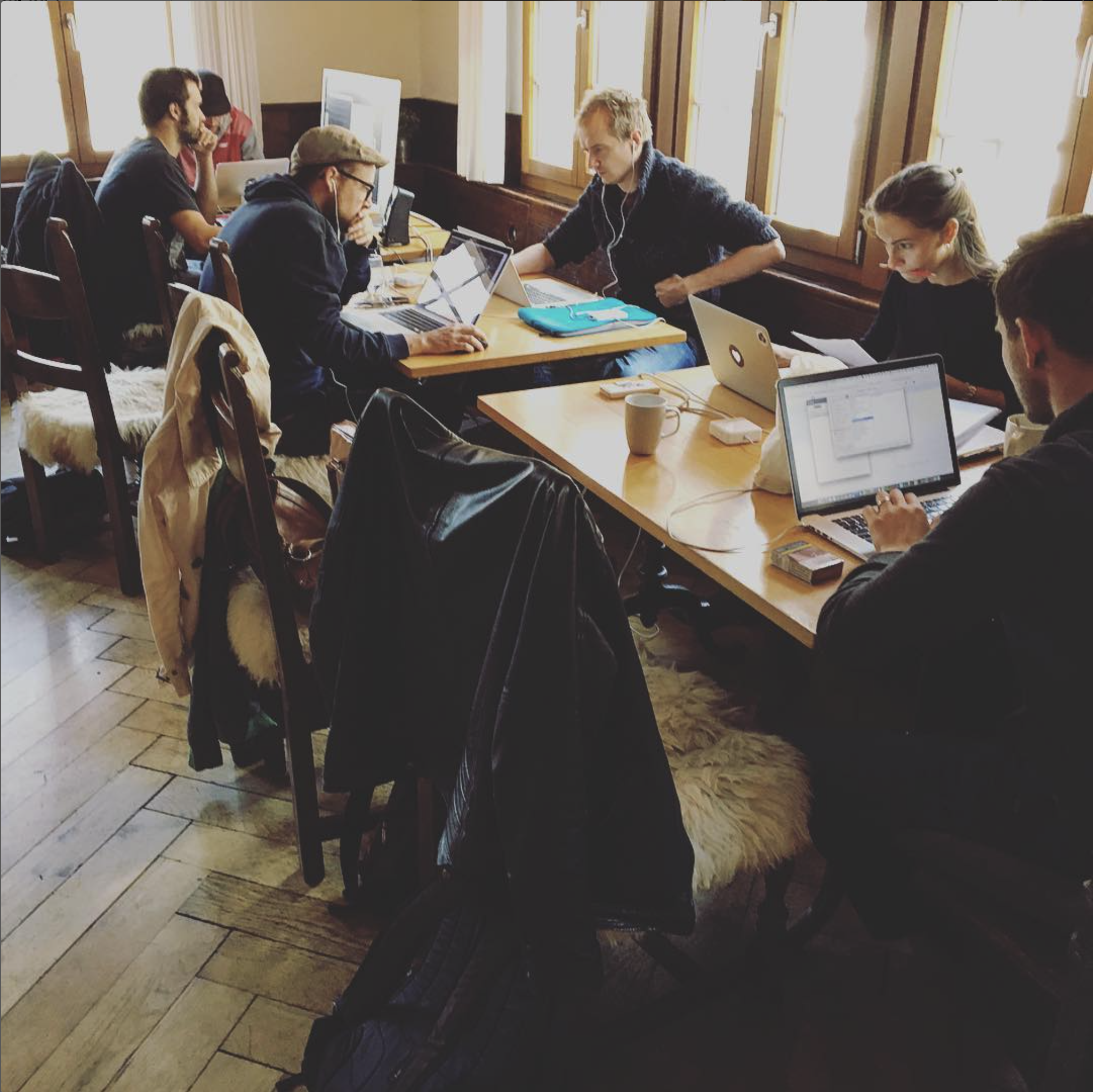 Apps with love Teammitglieder arbeiten während des Sommercamps zusammen.