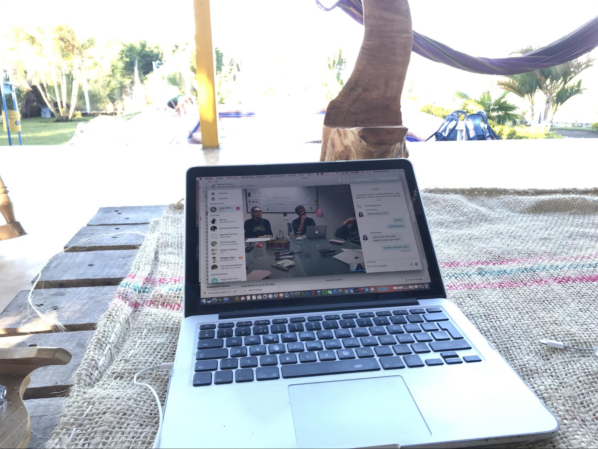 Michael Schranz nimmt auf Reisen an einer Fernsitzung über Google Hangout teil.