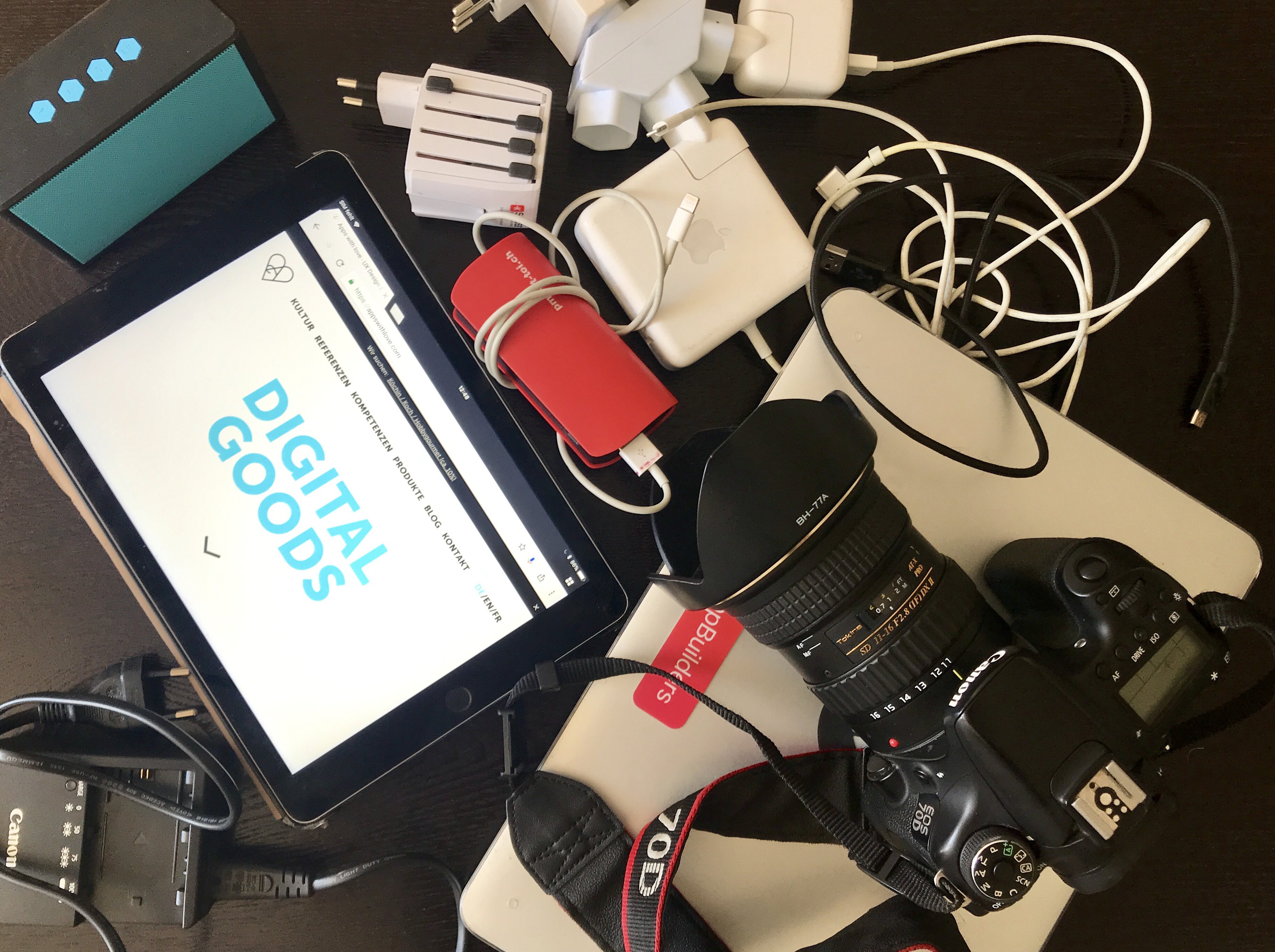 Geräte und Ausrüstungen, die für Fernarbeit und Reisen verwendet werden.