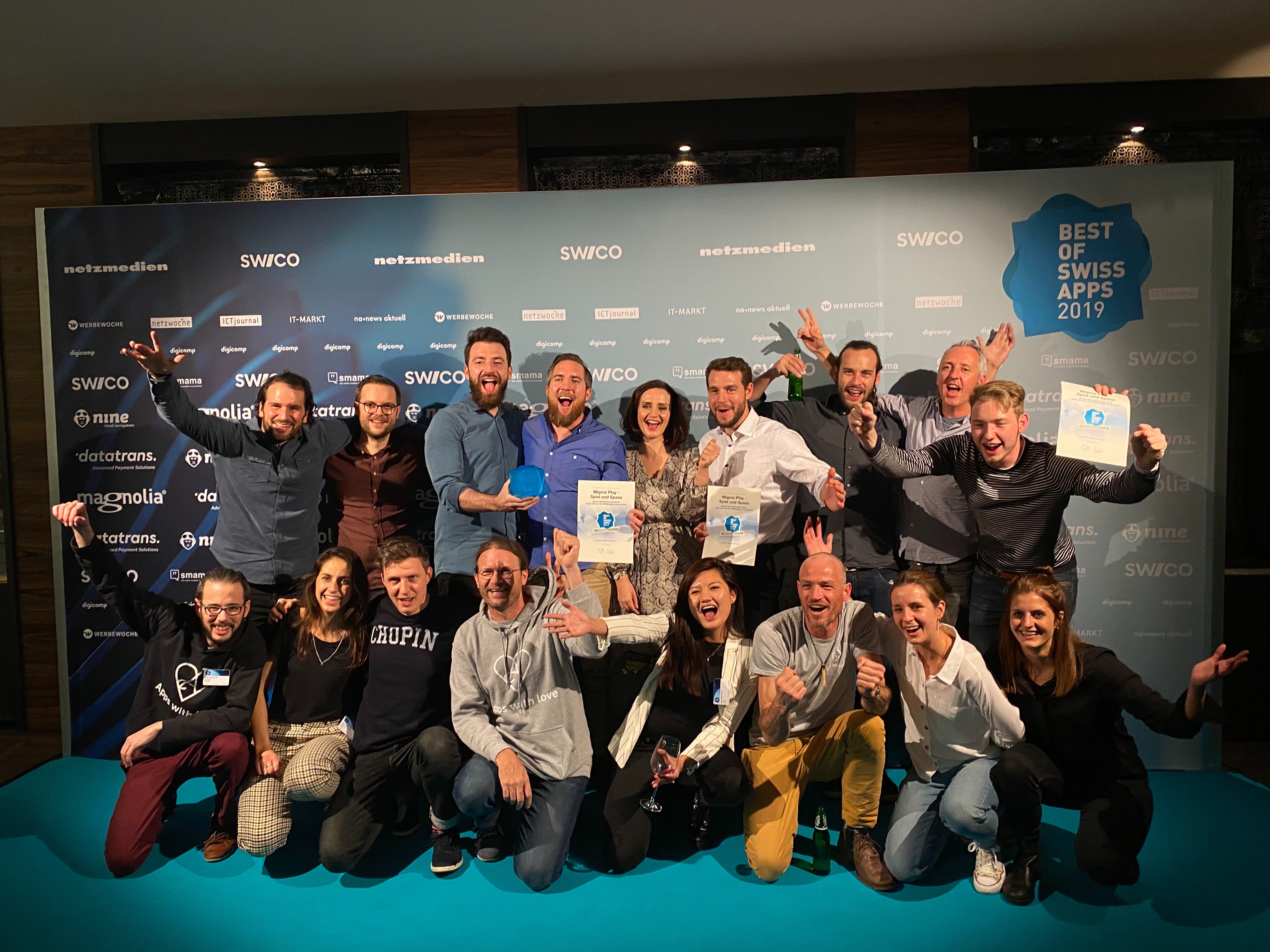 Gruppenfoto von Apps with love und Migros Mitarbeitenden an den Best of Swiss App Awards