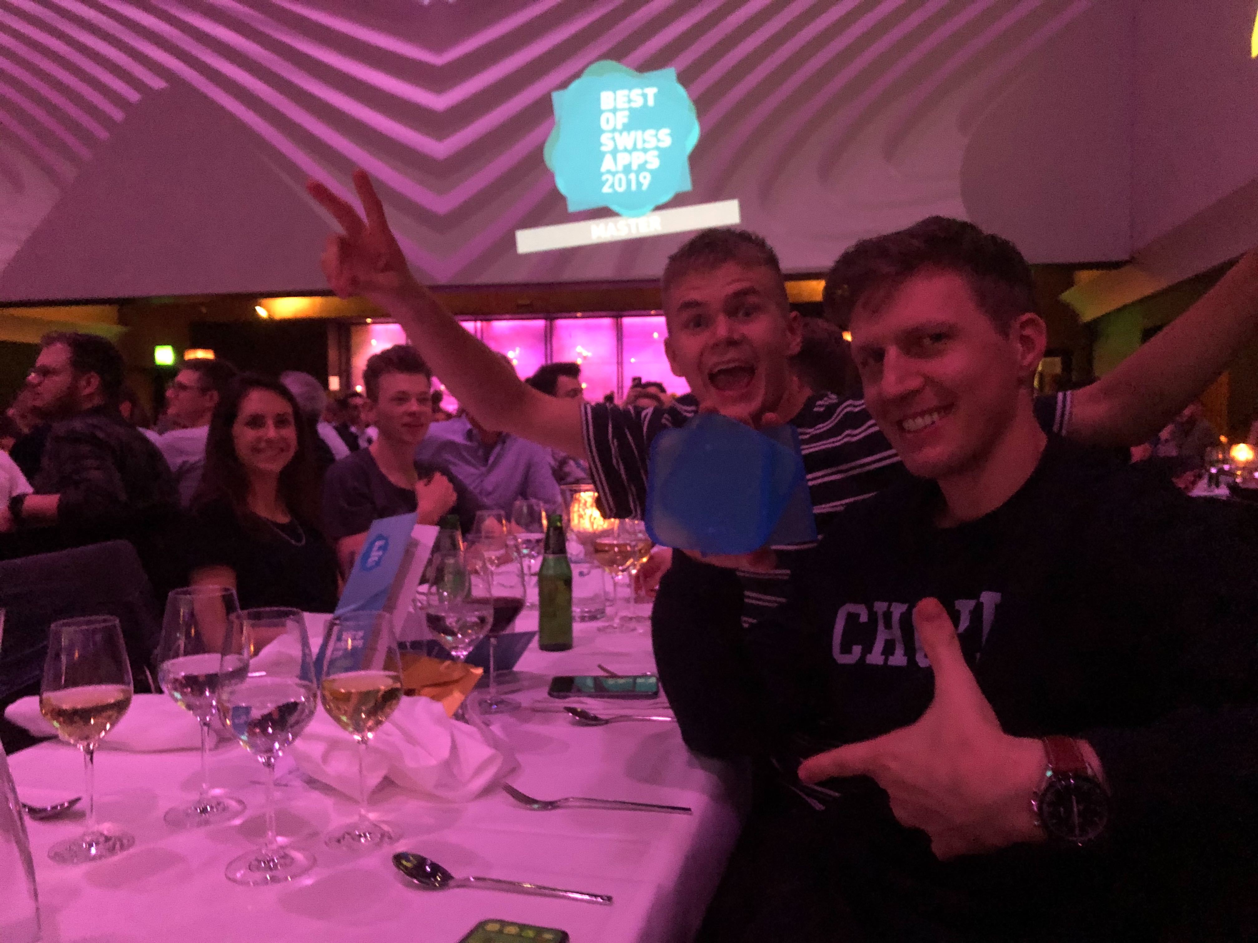 Maximilian Lemberg und Till Könneker am Esstisch mit einem Best of Swiss App Awards