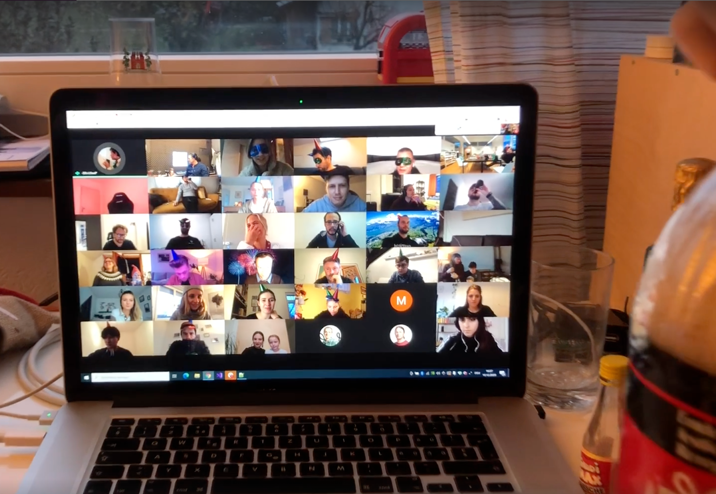 Videocall mit vielen Mitarbeitenden für die remote Weihnachtsfeier