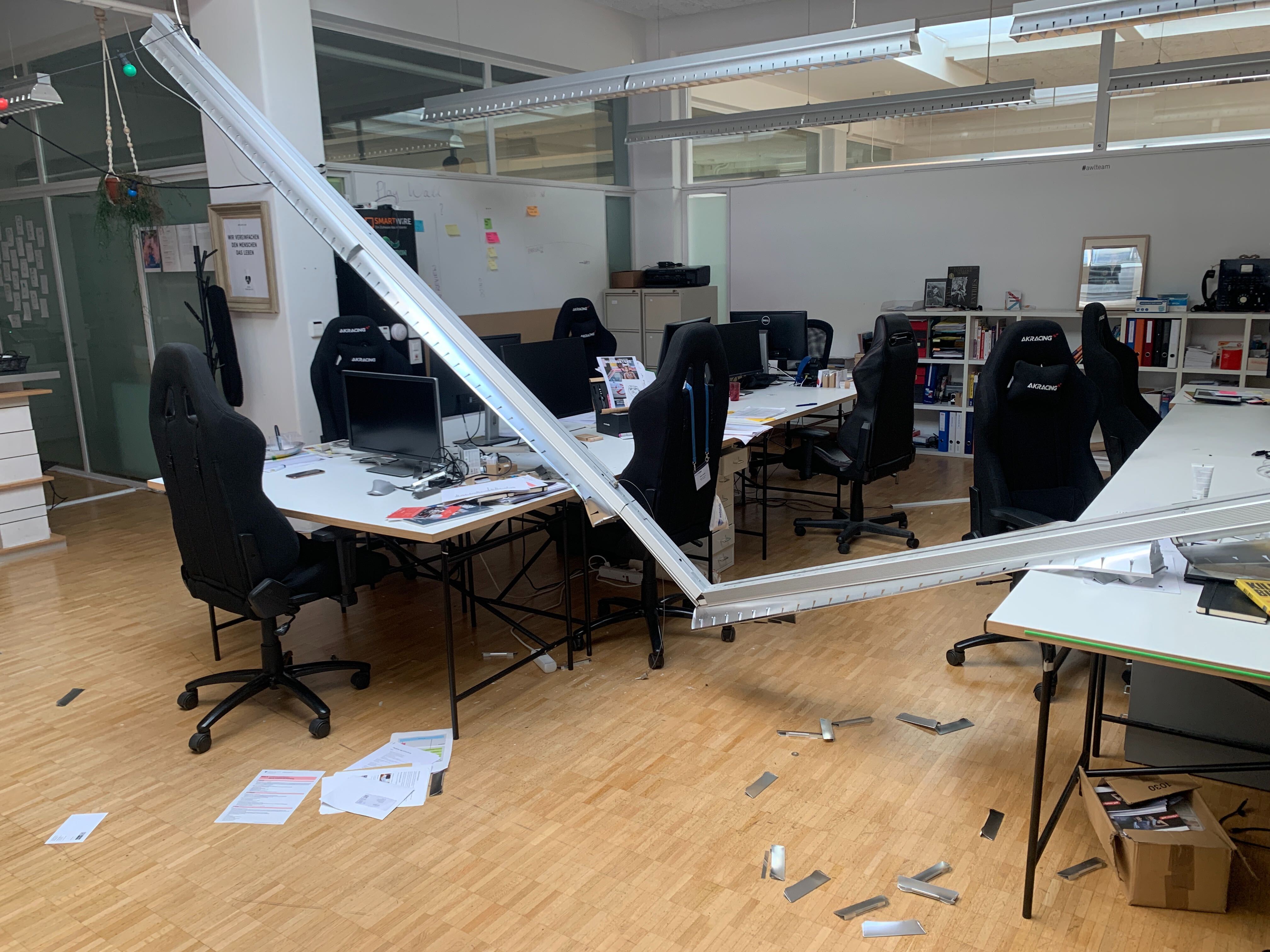 Defekte, heruntergefallene Deckenlampe im Berner Büro