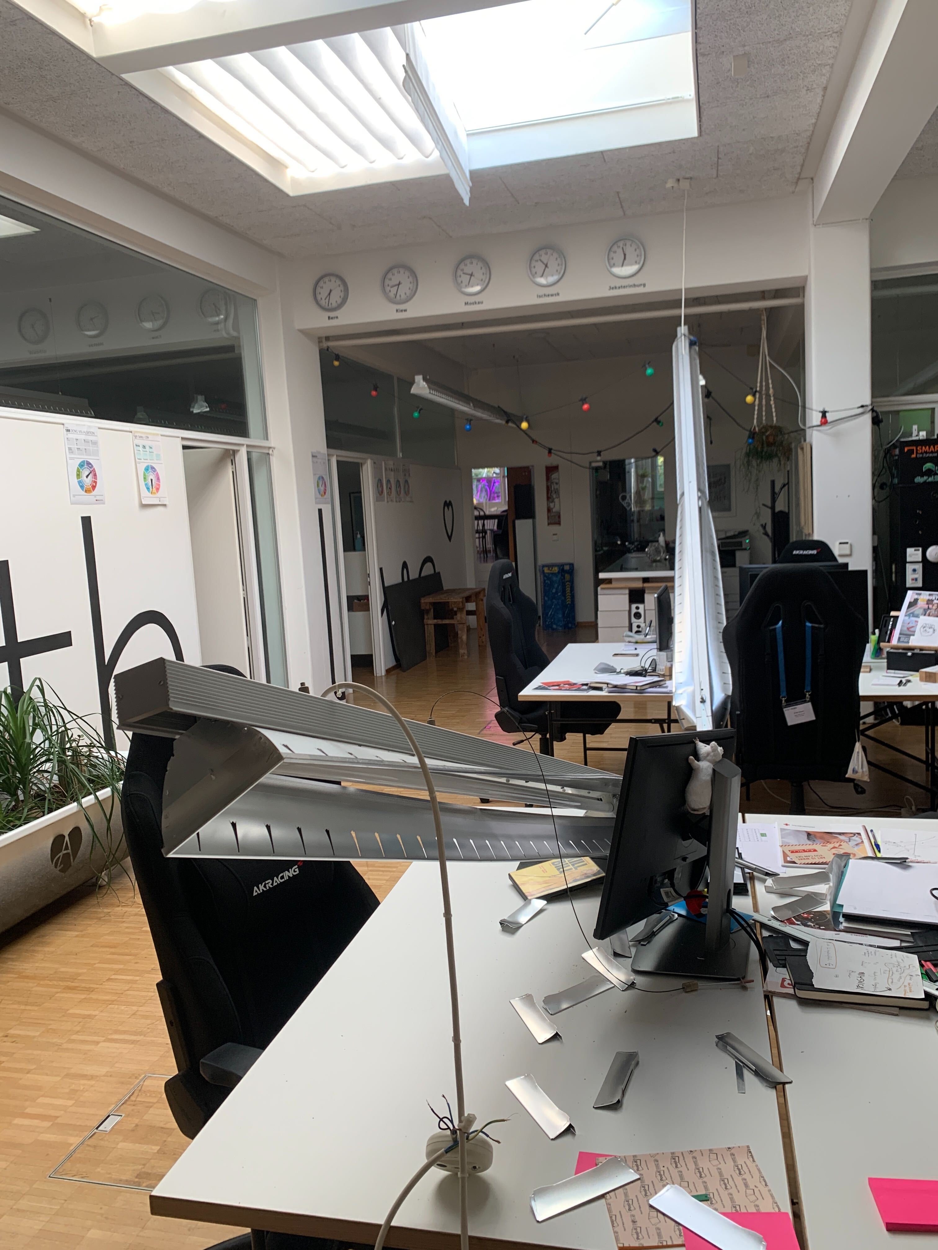 Nahaufnahme der heruntergefallenen Bürobeleuchtung