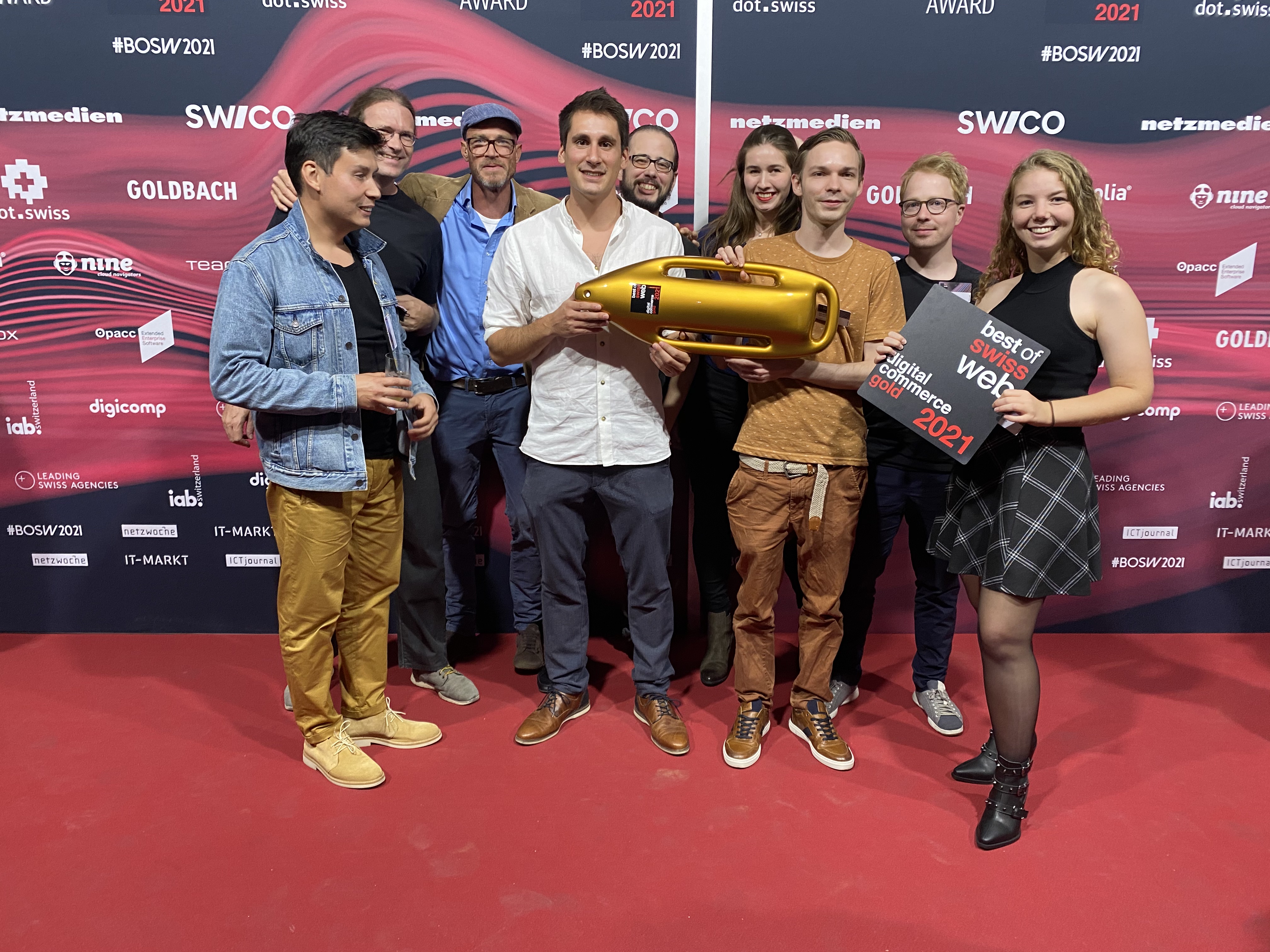 Apps with love Team und elementum Kunde mit einer goldenen Best of Swiss Web Boje