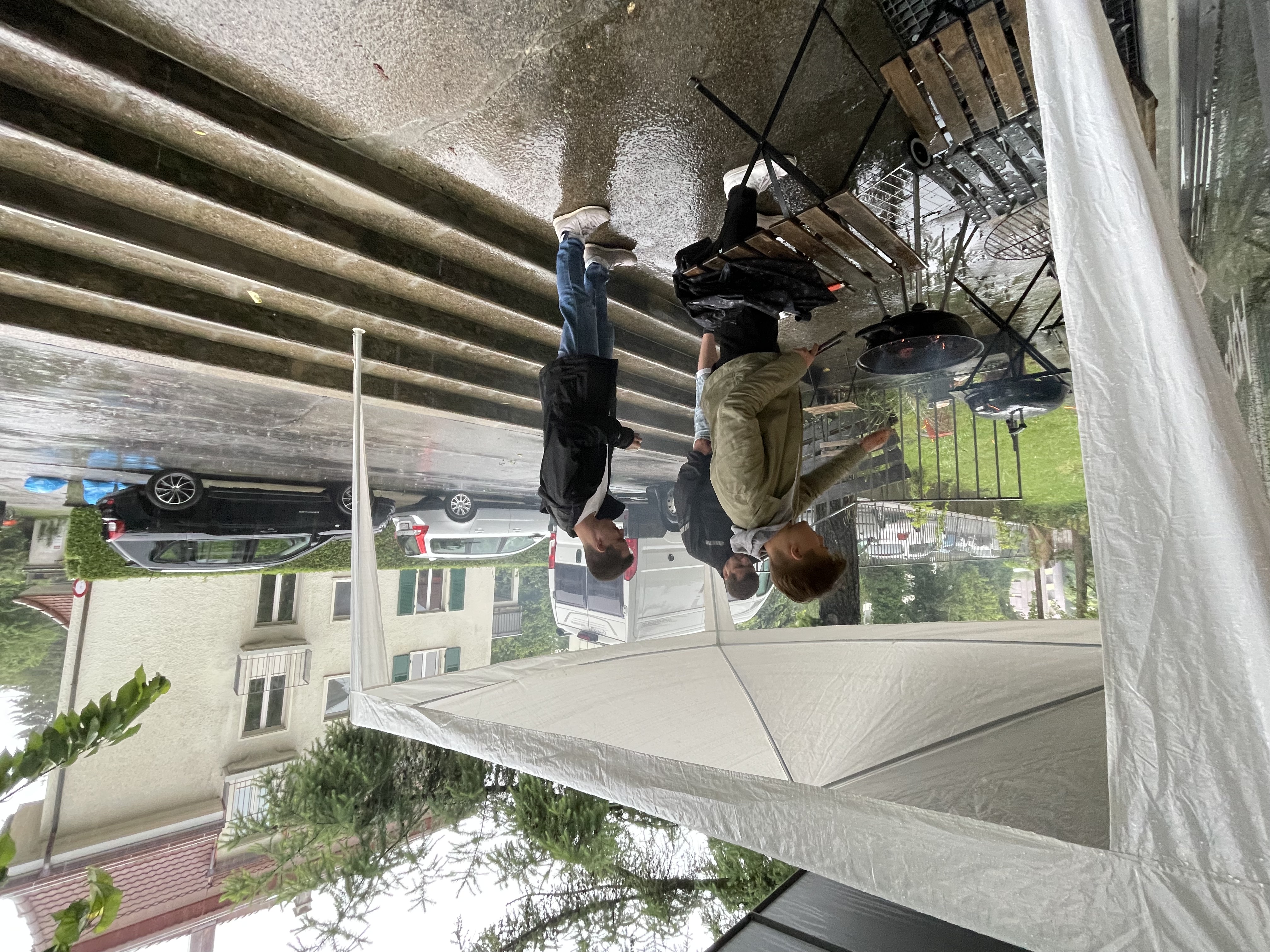 Grillstation unter einem Partyzelt, im Regen