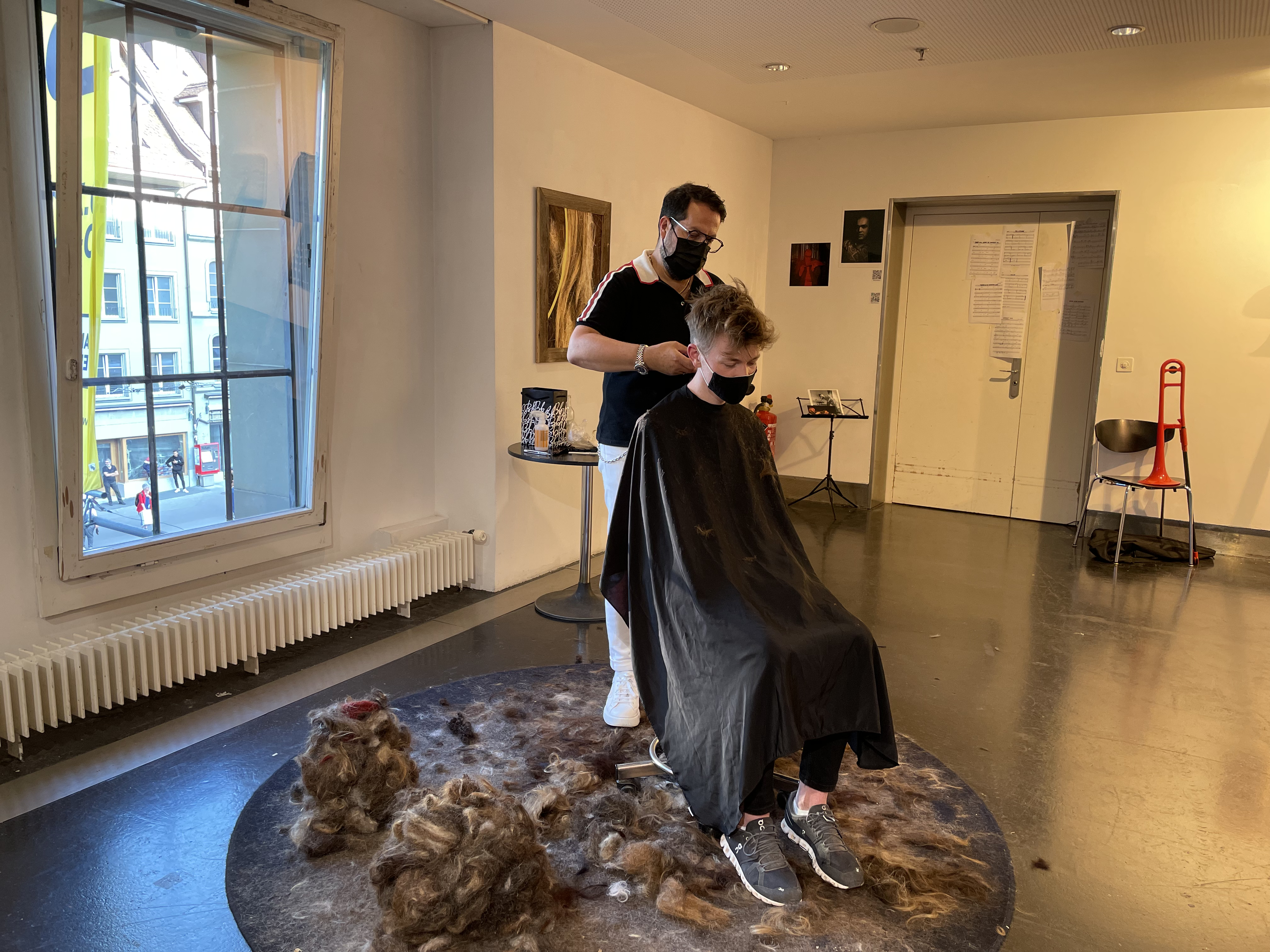 Yannick lässt sich im Kornhausforum als Teil einer Kunstinstallation die Haare schneiden