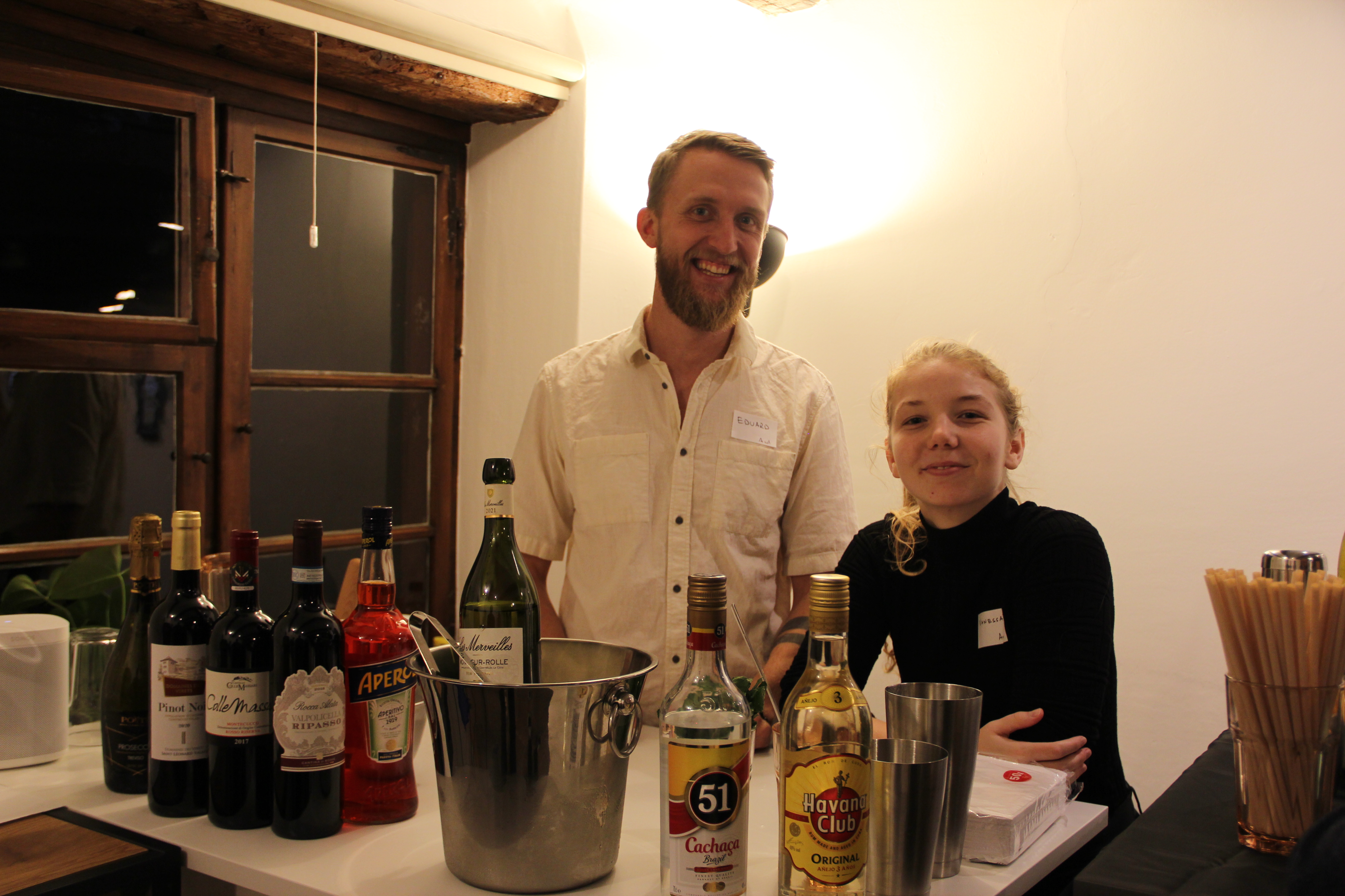 Eddy Zielke und Vanessa Albrecht hinter der Bar im Basler Büro