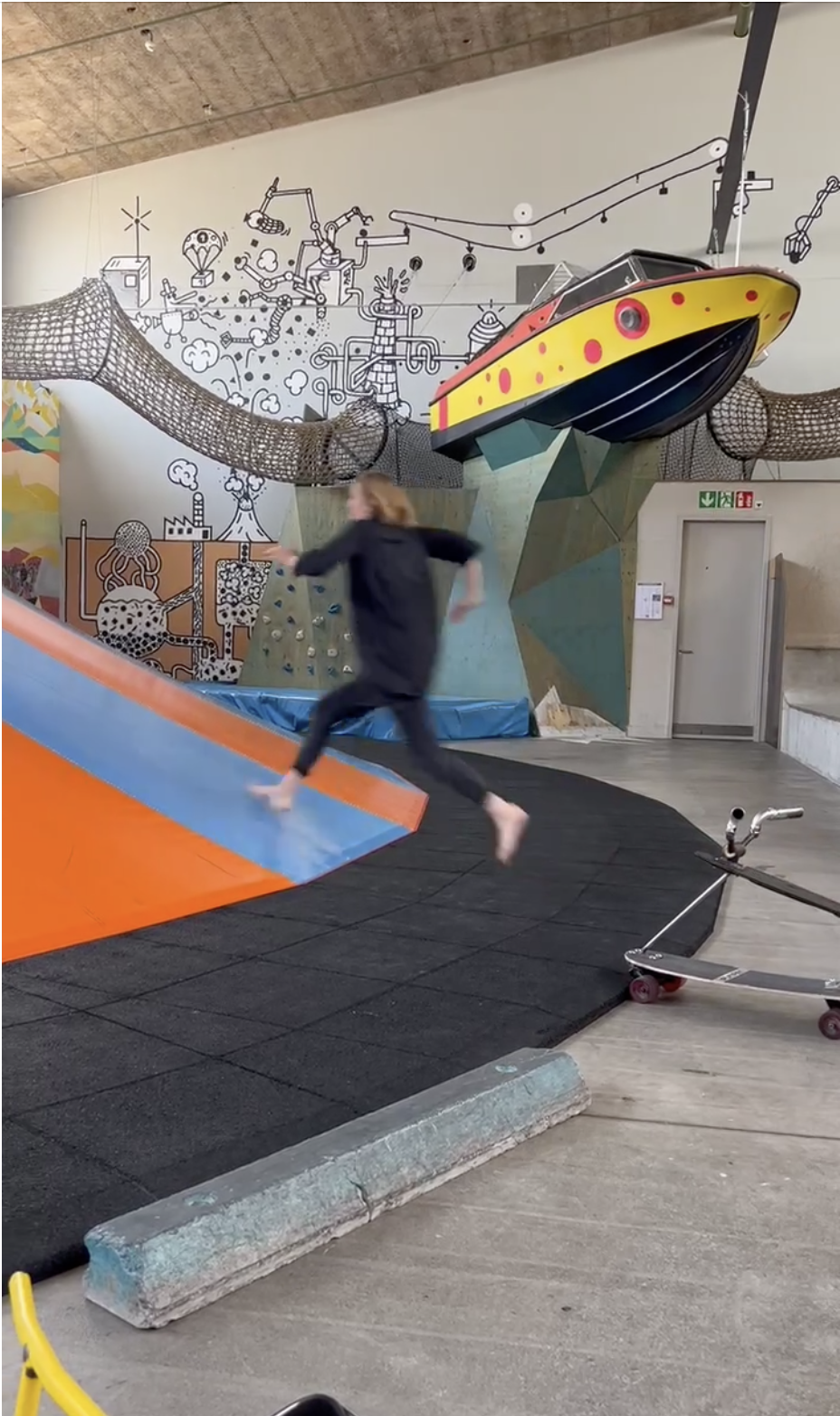 Eine Frau rennt über den bimano Spielplatz