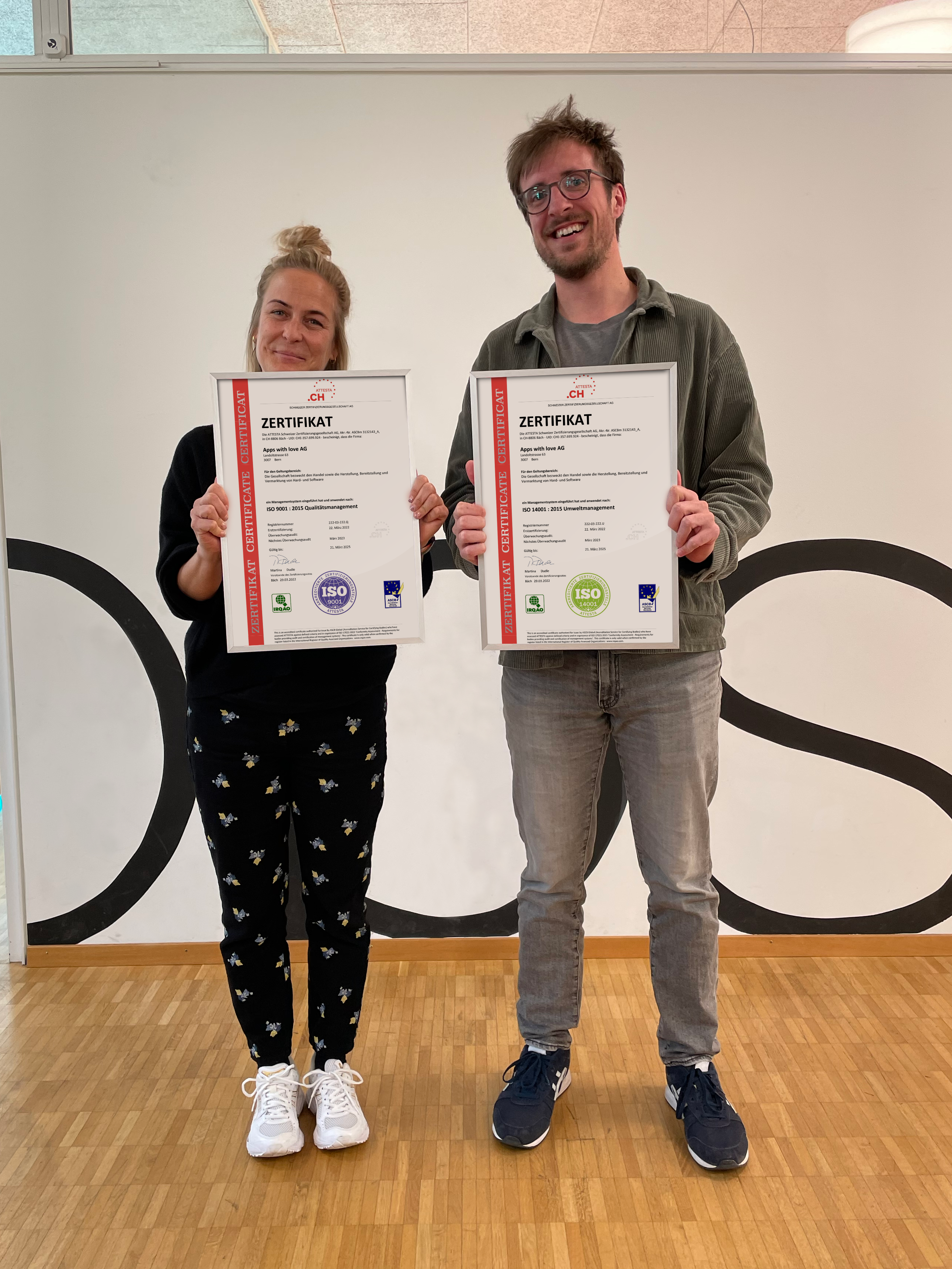 Fabienne Meister und Martin Mattli mit den ISO 9001 und 14001 Zertifizierungen