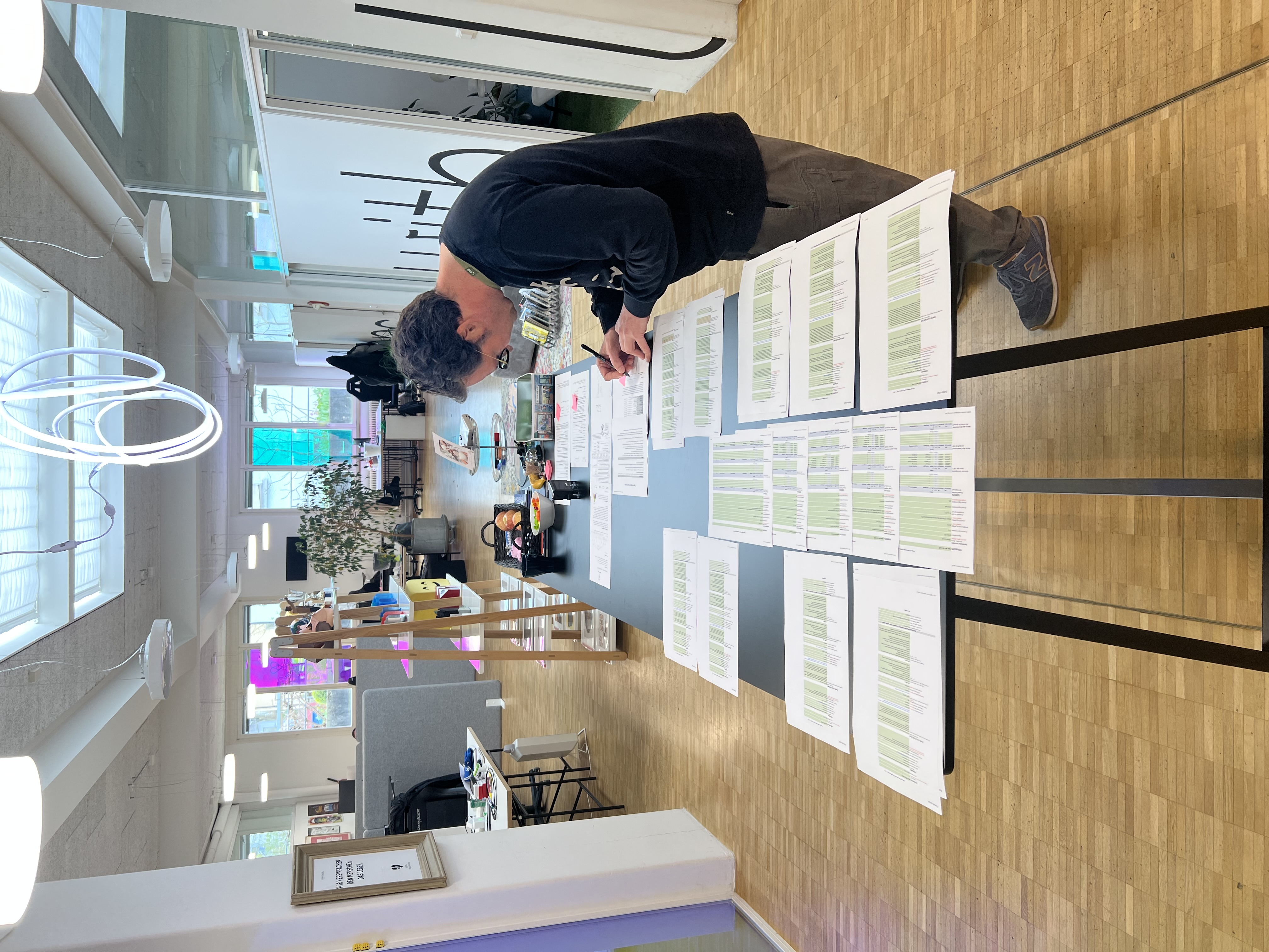 Stufi unterschreibt Formulare für eine WTO Ausschreibung