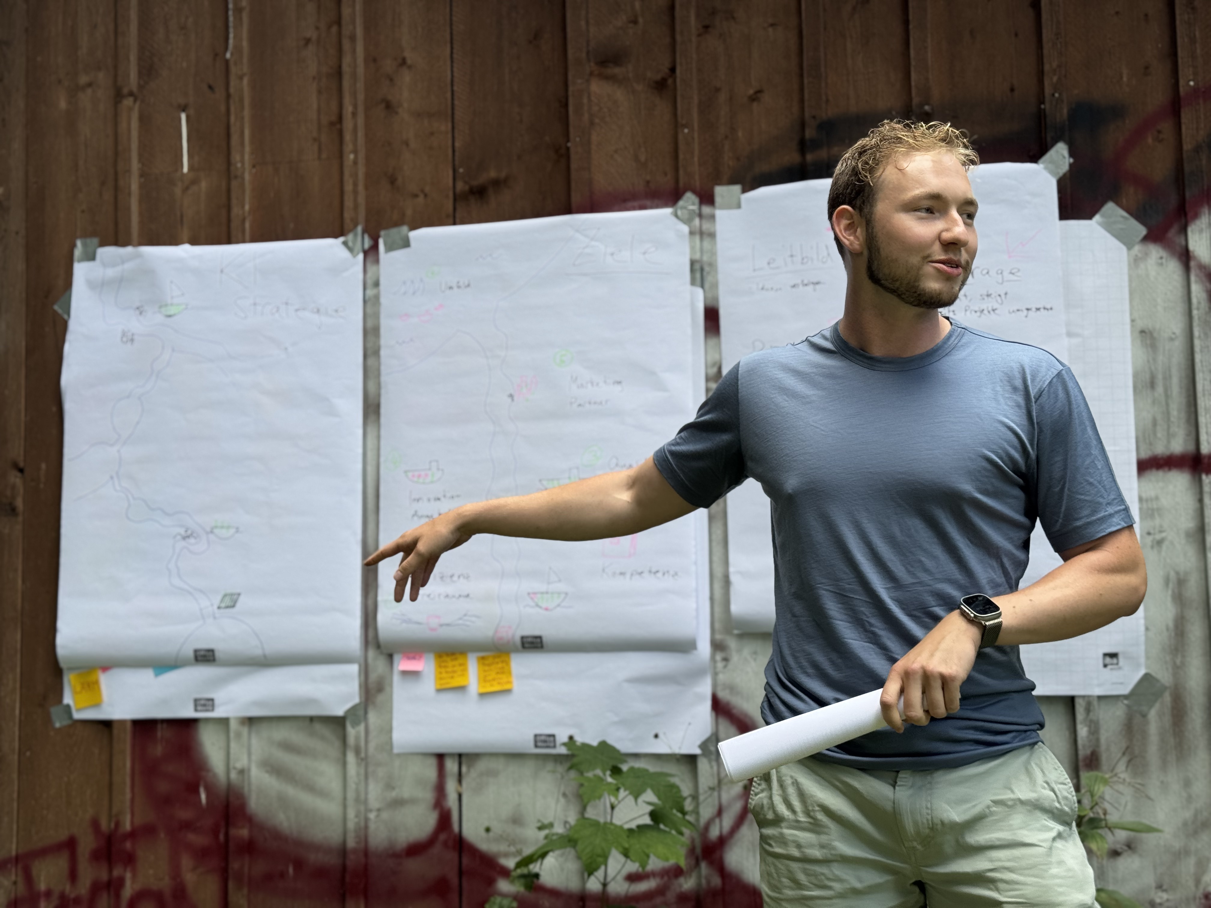 Alain am präsentieren der KI Strategie