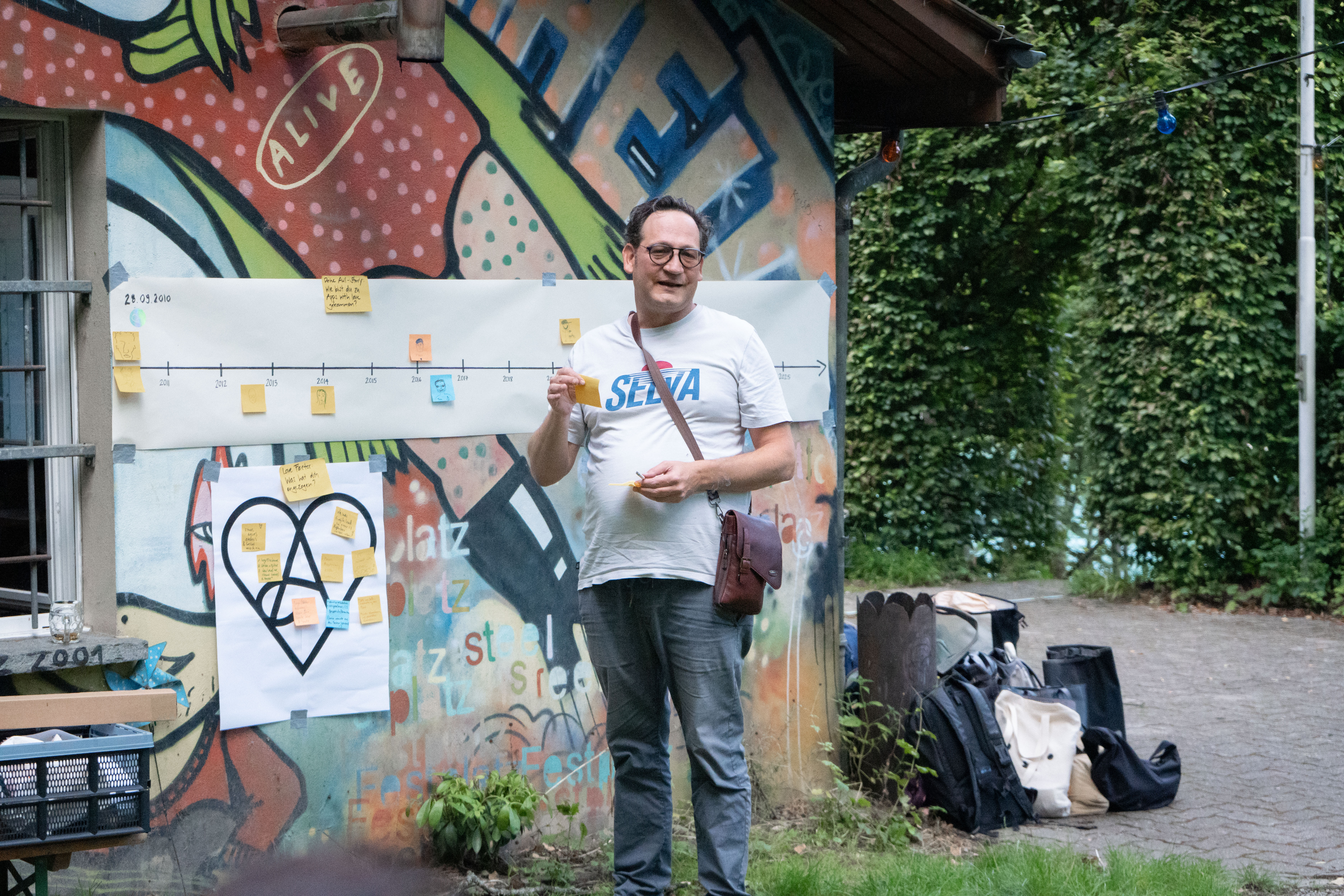 Stephan Klaus mit einem Post-it in der Hand