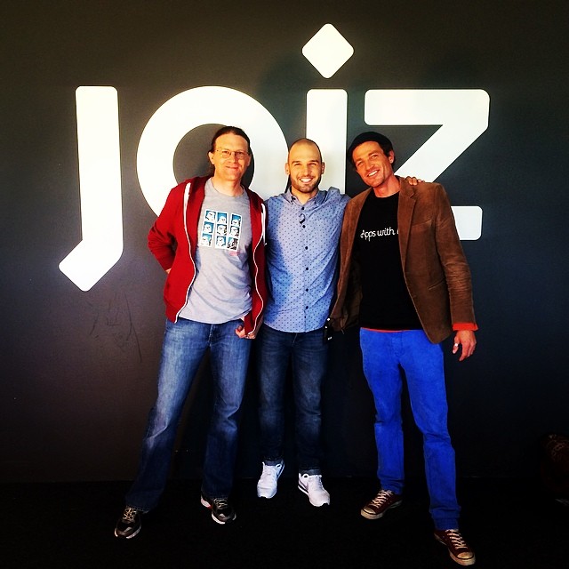 Oli und Michael links und rechts vom joiz Moderator
