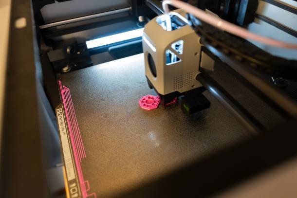 Innenansicht des 3D Druckers, während gerade ein Orden gedruckt wird