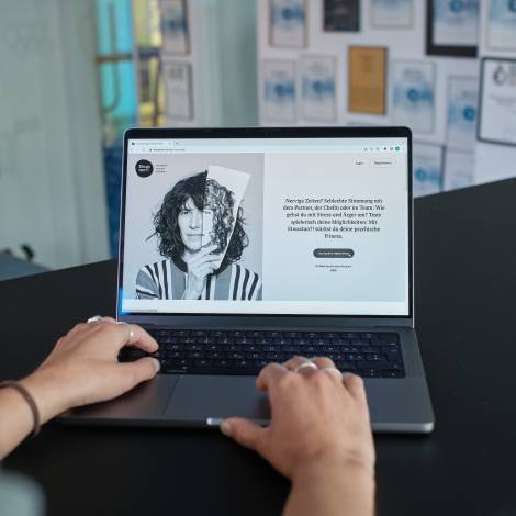 Etwas tun?! Web App on a Laptop