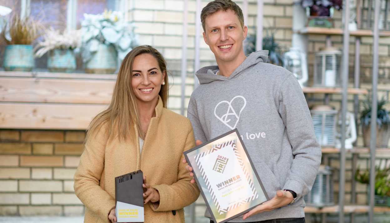 Zwei leute mit Awards