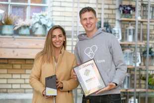 Zwei leute mit Awards