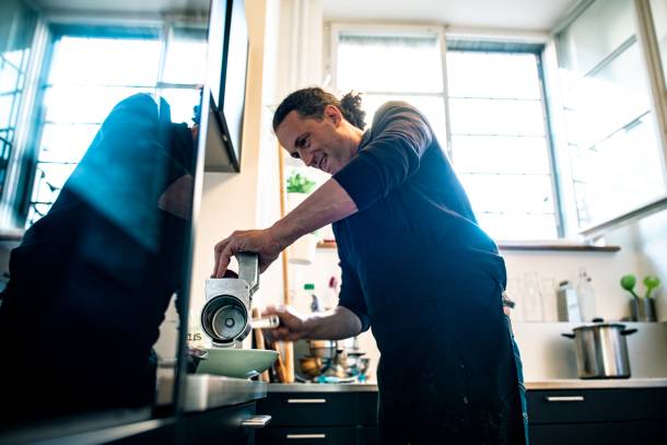 Oliver Brand beim Kochen