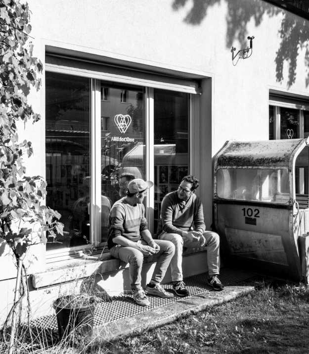 Res and Stephan in the Apps with love garden