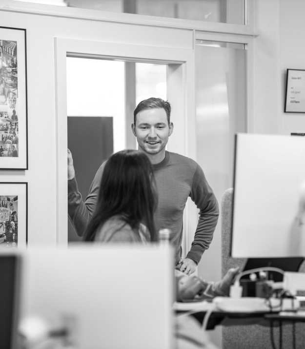 Alain Stulz se tient dans l'encadrement de la porte et parle à quelqu'un