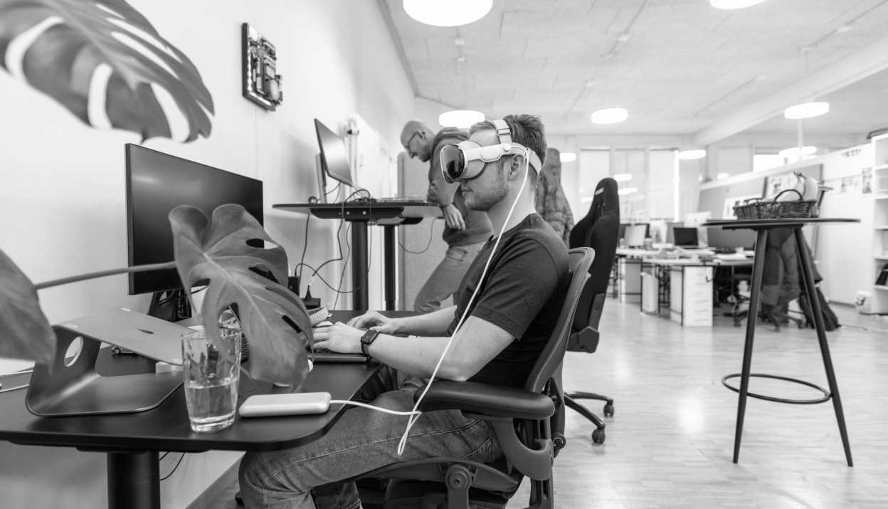 Alain Stulz with the Apple Vision Pro at work