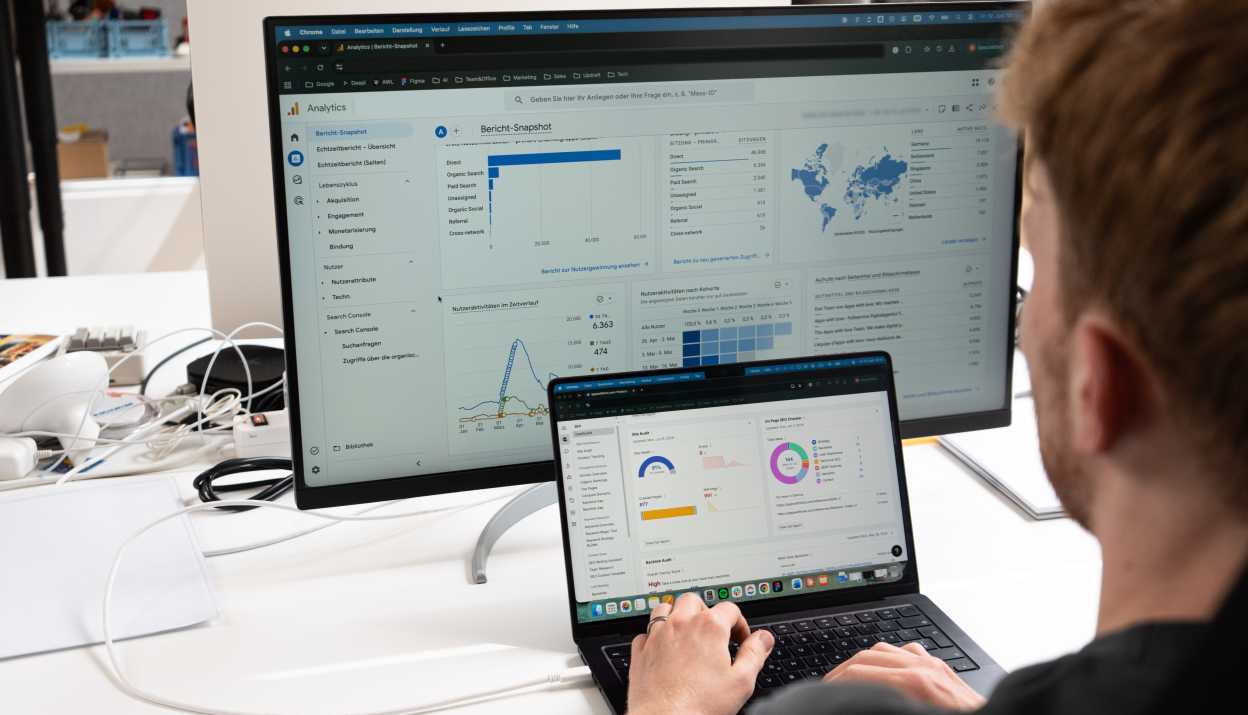 Person am Laptop, auf dem Screen und Bildschirm geöffnet hat sie Google Analytics und SEMRush