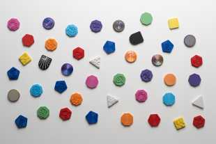 Die verschiedene Orden-Abzeichen von Apps with love verstreut auf einem weissen Hintergrund