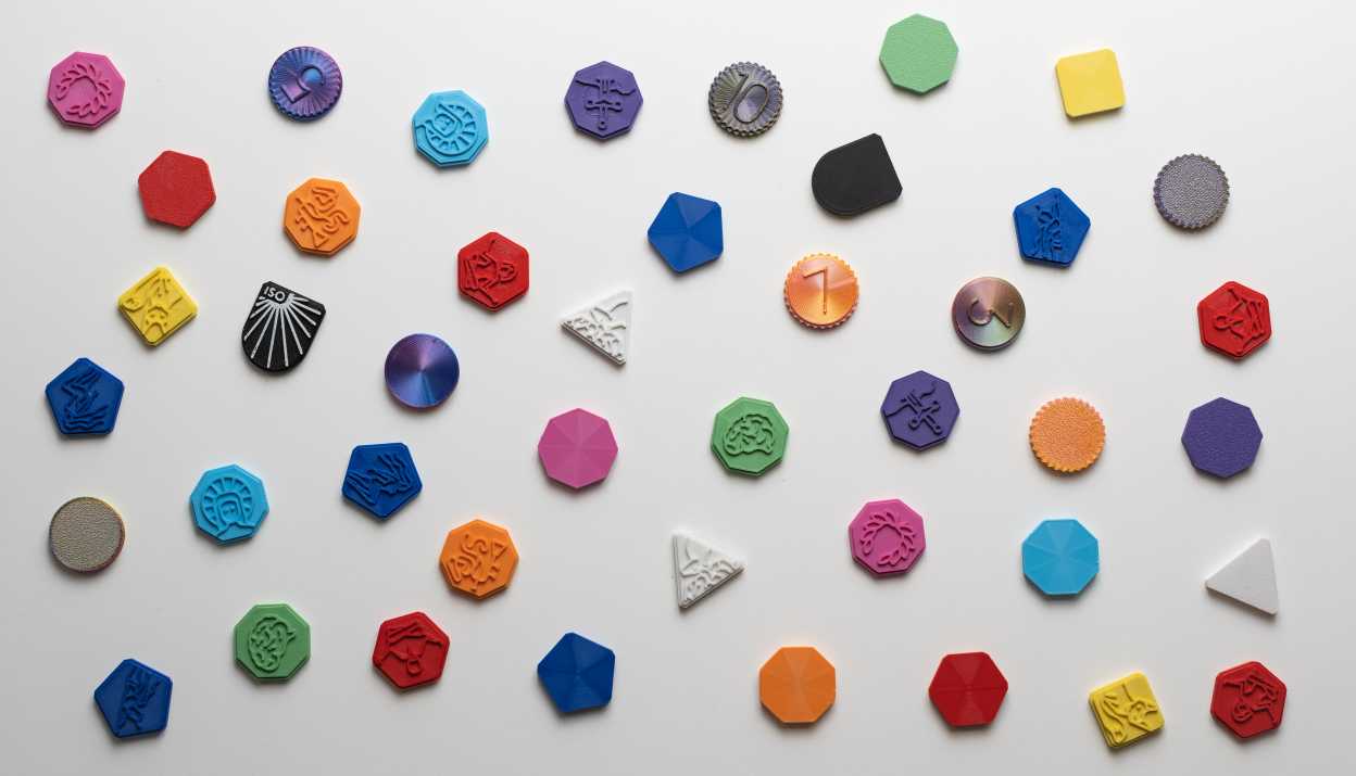 Die verschiedene Orden-Abzeichen von Apps with love verstreut auf einem weissen Hintergrund