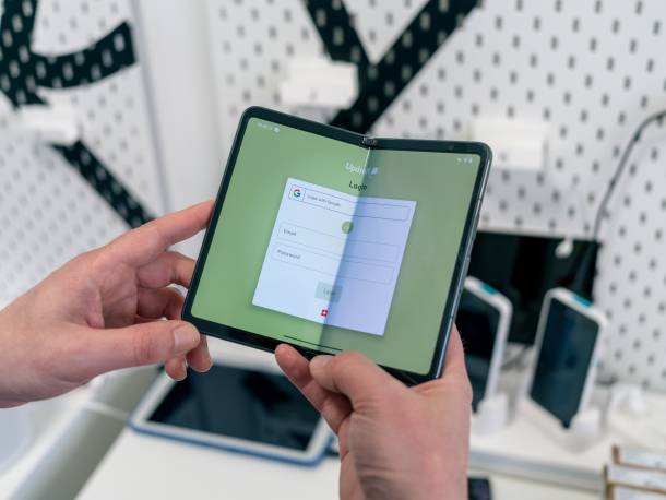 Login Page von Updraft, geöffnet auf einem Google Pixel Fold