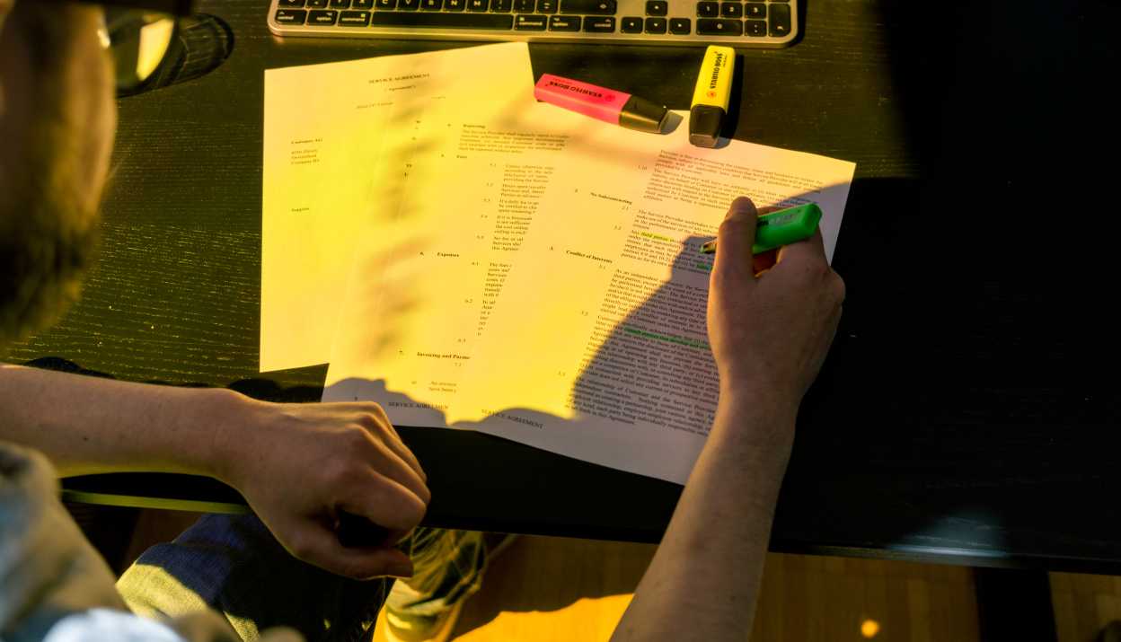 Person highlighted Dinge in einem Vertrag