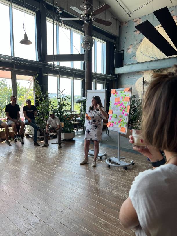 Milena Rutz präsentiert ein Flipchart voll mit Post-its