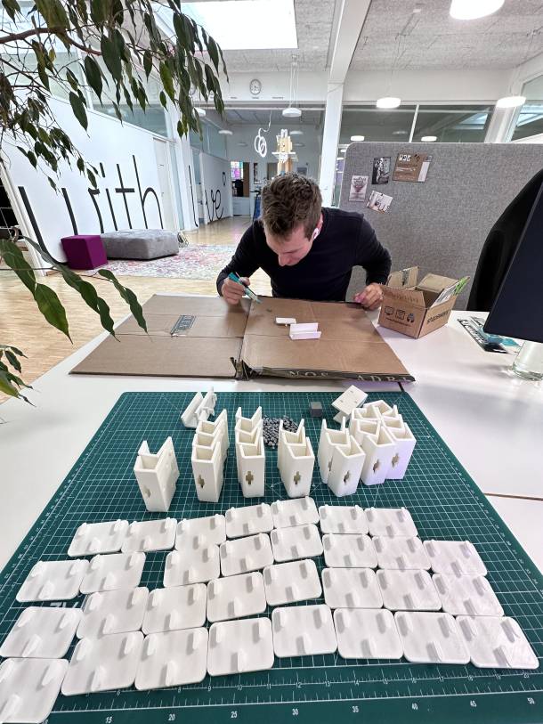 Björn assemble des pièces imprimées