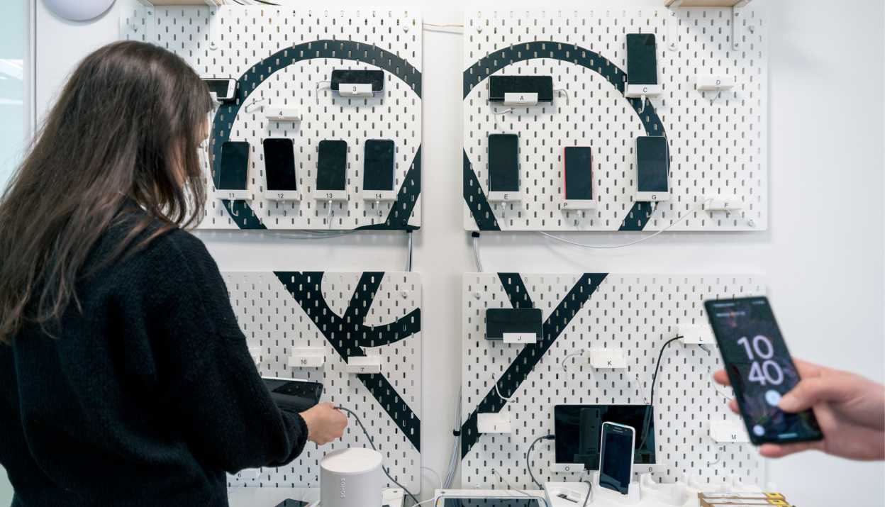 Device Wall mit verschiednen Testgeräten bei Apps with love