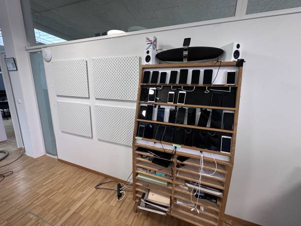 Nouveau Device Wall vide à côté du Device Wall existant dans l'Office de Berne