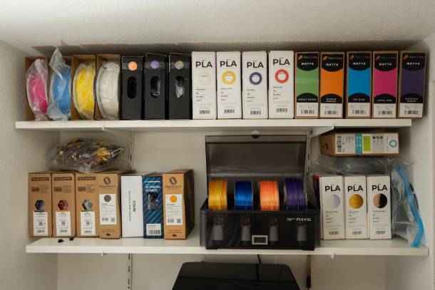Gestell mit unserer Sammlung von verschiedenen Filamenten