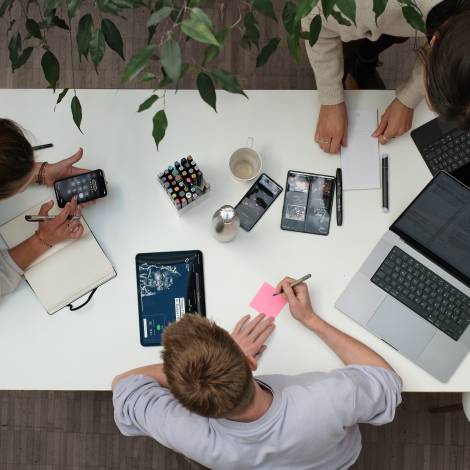 blokk Team bei der Arbeit am Schreibtisch aus Vogelperspektive