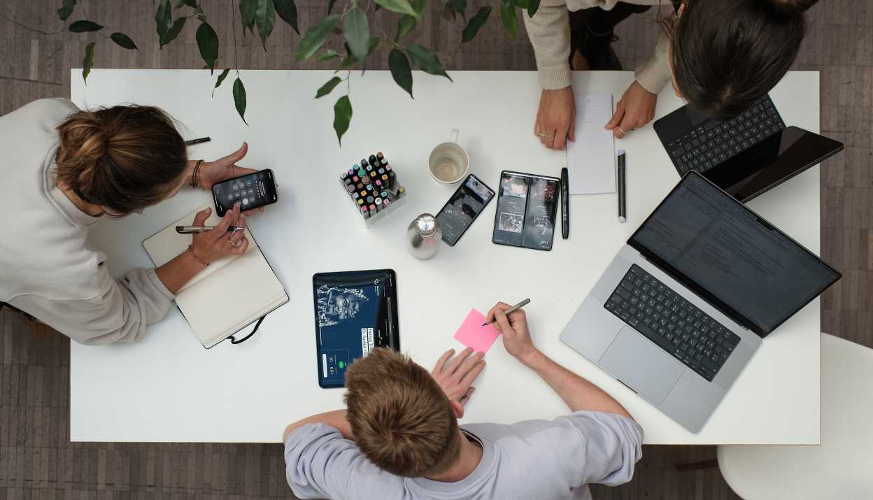 blokk Team au travail à son bureau en vue aérienne