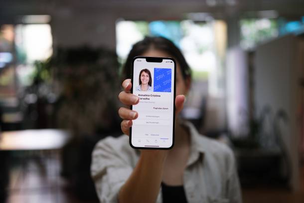 Person shows the Insider Card on an iPhone