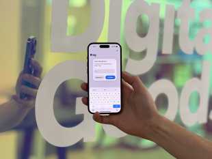 Ein iOS26-Screen vor einer spiegelnden Wand im Büro von Apps with love