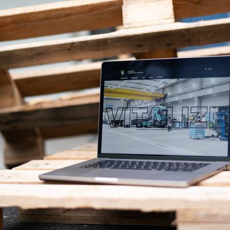 LOG-VISION website opened on a MacBook standing on a Euro pallet