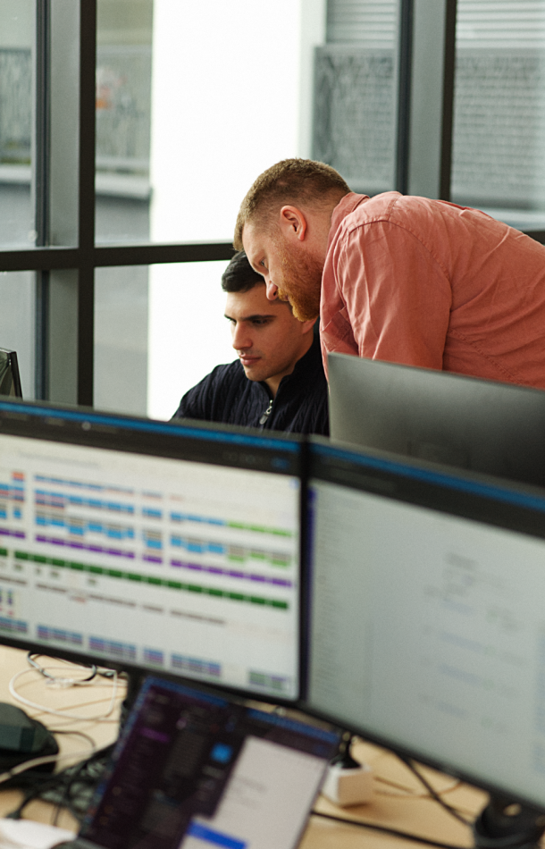 Luka und Ivan von Apps with love d.o.o. schauen auf einen Bildschirm