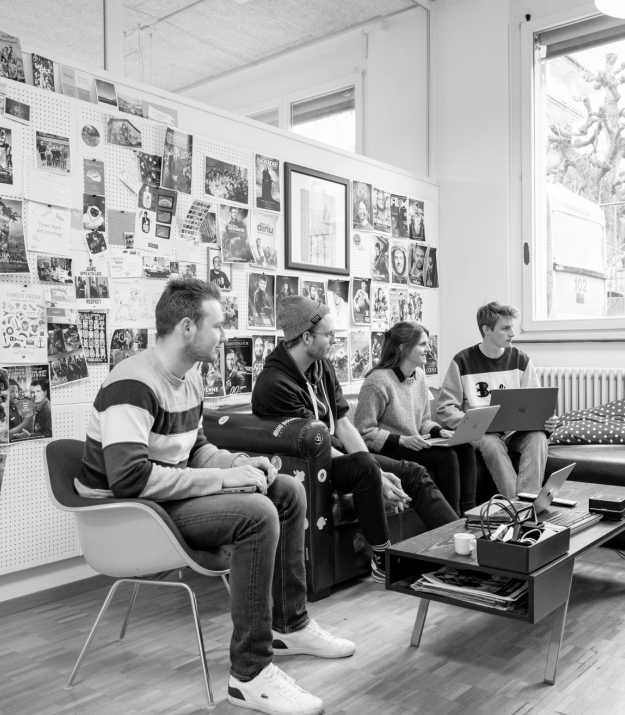 Meeting in the Apps with love living room