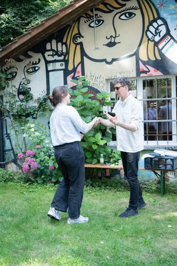 Sophia erhält einen Orden von Till, sie schütteln sich die Hand